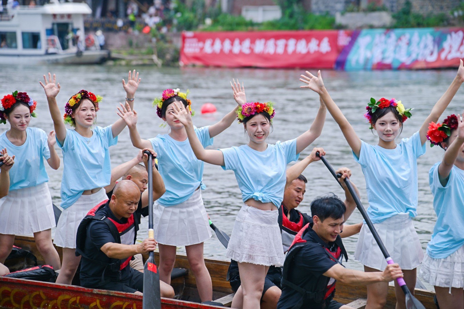巧妙融合激烈的龙舟竞渡