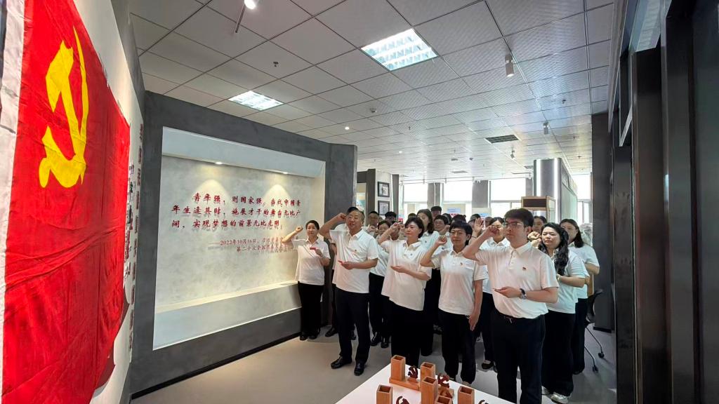 以鲜活典型凝聚奋进力量