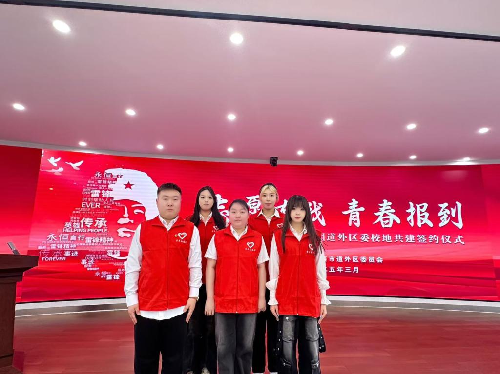 许明琪详细的汇报了在寒假志愿服务期间