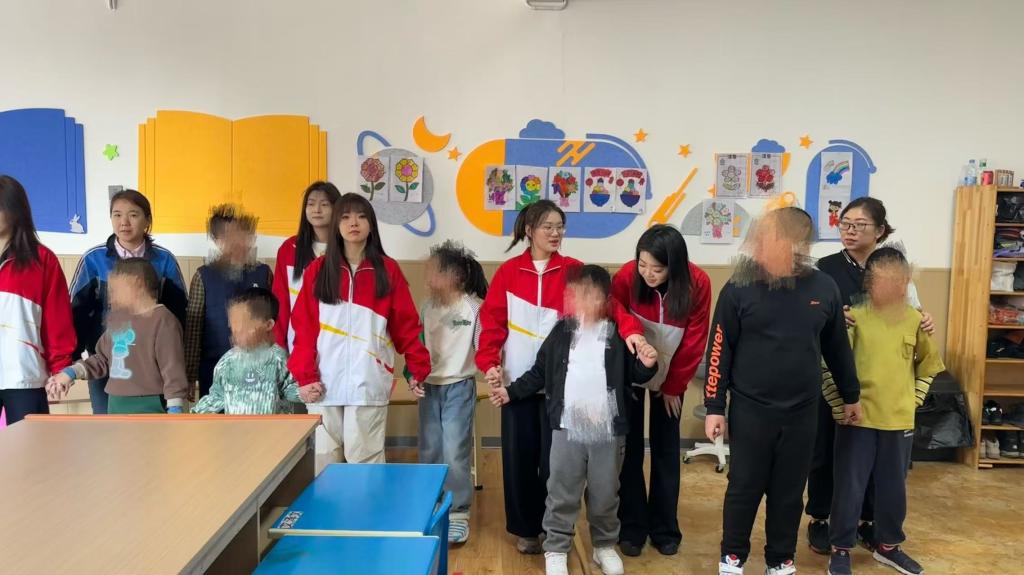 哈尔滨爱汇儿童训练中心车校长向志愿者